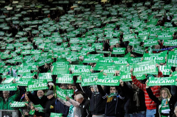 fans with clap-banners3