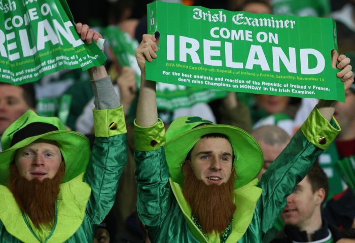 irish fans with clap banners2