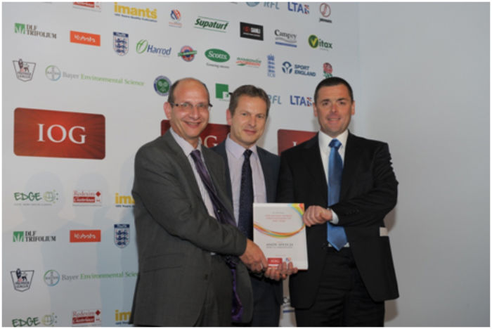 Mark-Harrod-presents-award